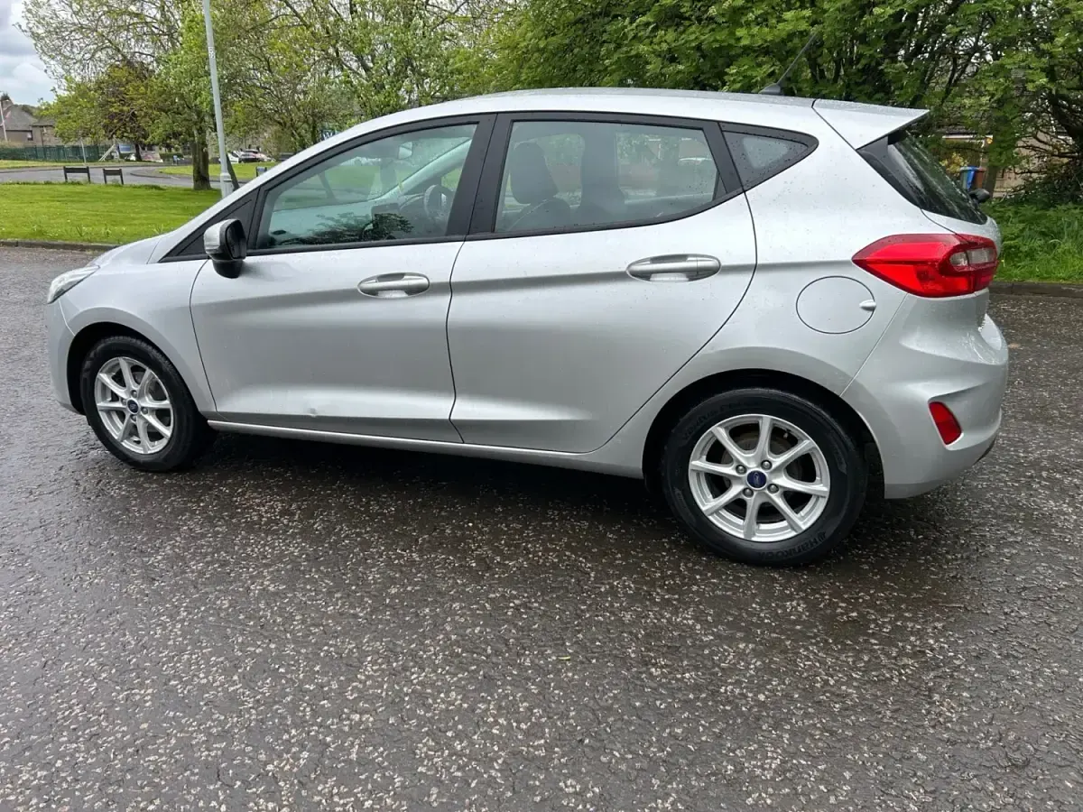 Usado Ford Fiesta Zetec 85 CV (62 kW) 2018 Plateado Utilitario