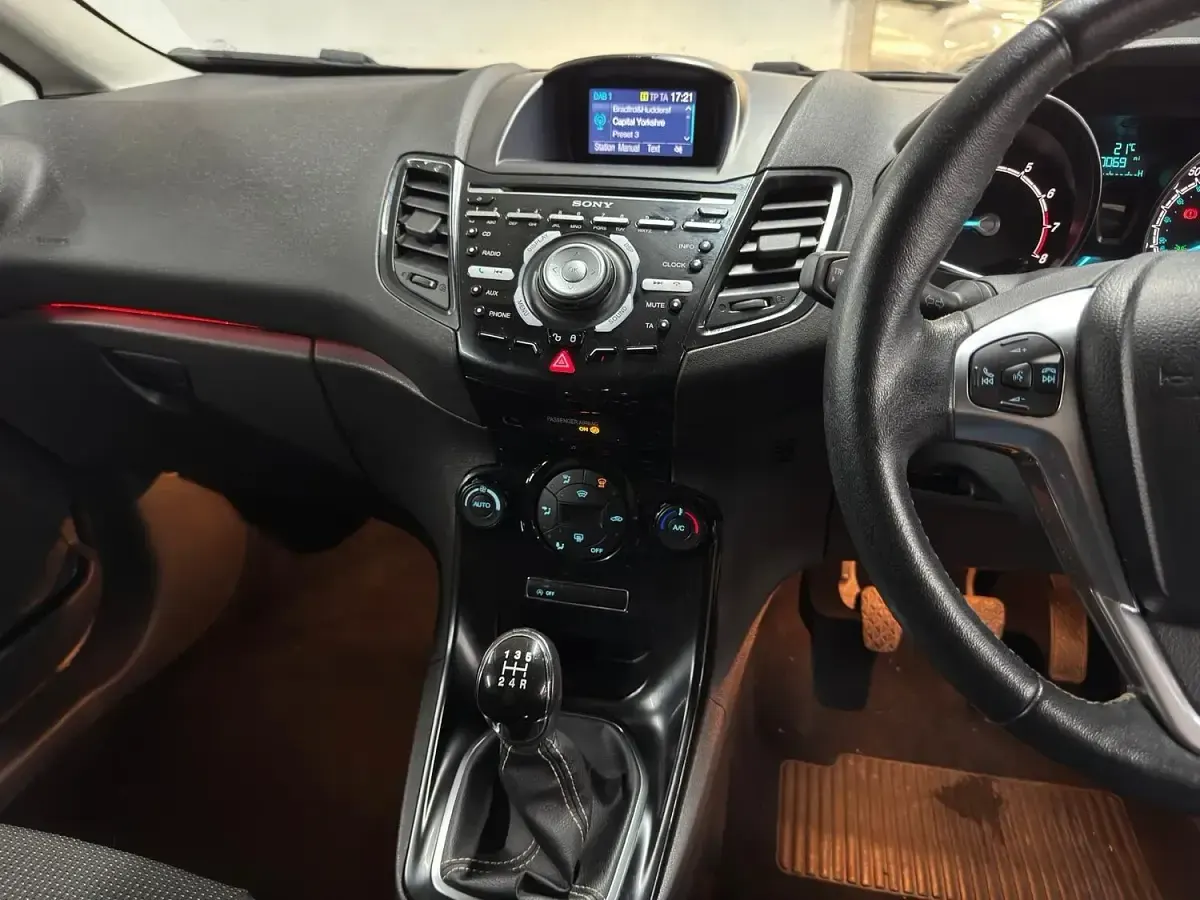 Used Ford Fiesta Titanium 98 HP (72 kW) 2017 Silver Hatchback