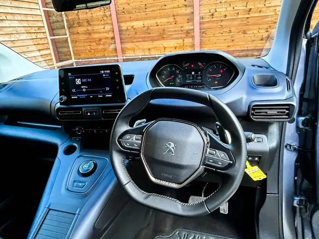 Begagnad Peugeot Rifter Access 131 HK (96 kW) 2020 Grå Minibuss