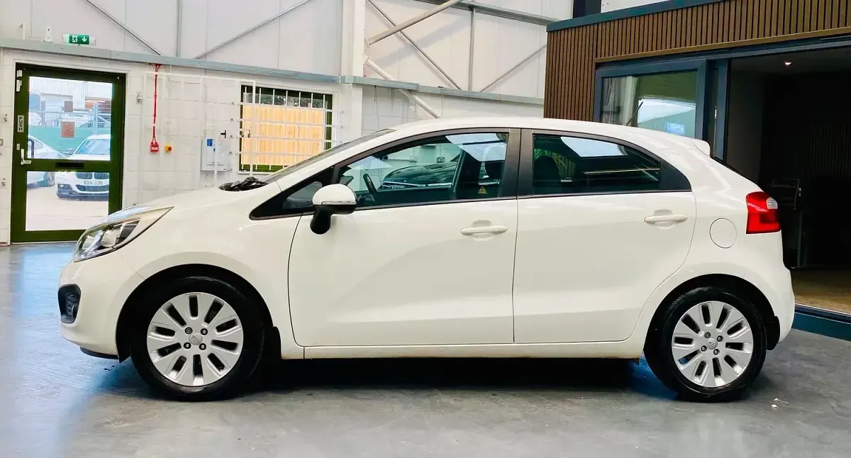 Used Kia Rio 109 HP (80 kW) 2011 White Hatchback