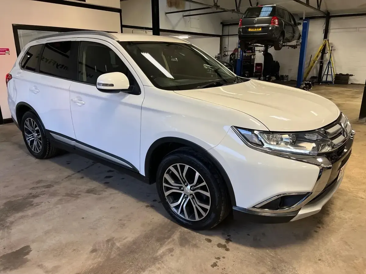 Used Mitsubishi Outlander 147 HP (108 kW) 2017 White SUV