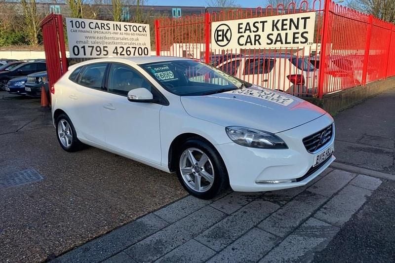 Used Volvo V40 115 HP (84 kW) 2015 White Hatchback