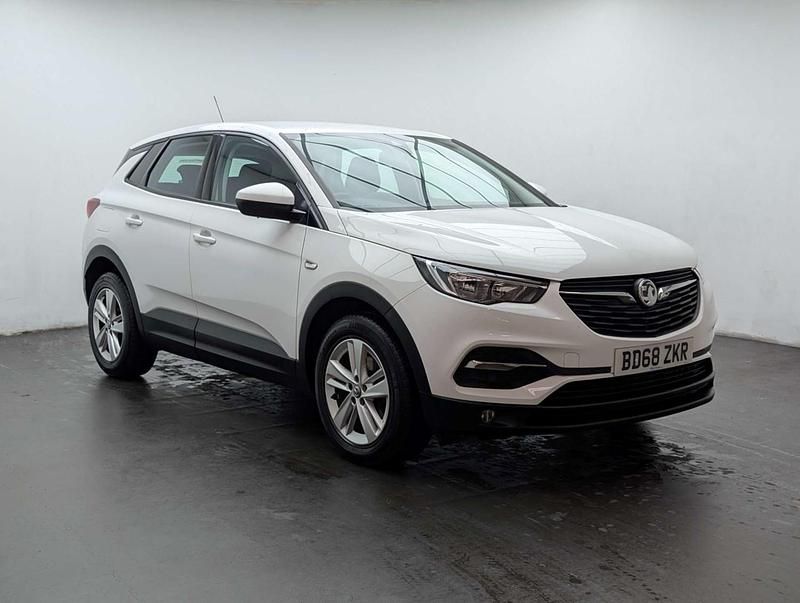 Used Vauxhall Grandland X S 130 HP (95 kW) 2018 White SUV