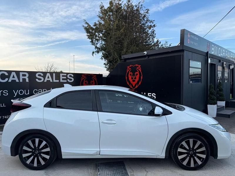 Used Honda Civic SE Plus 142 HP (104 kW) 2015 White Hatchback