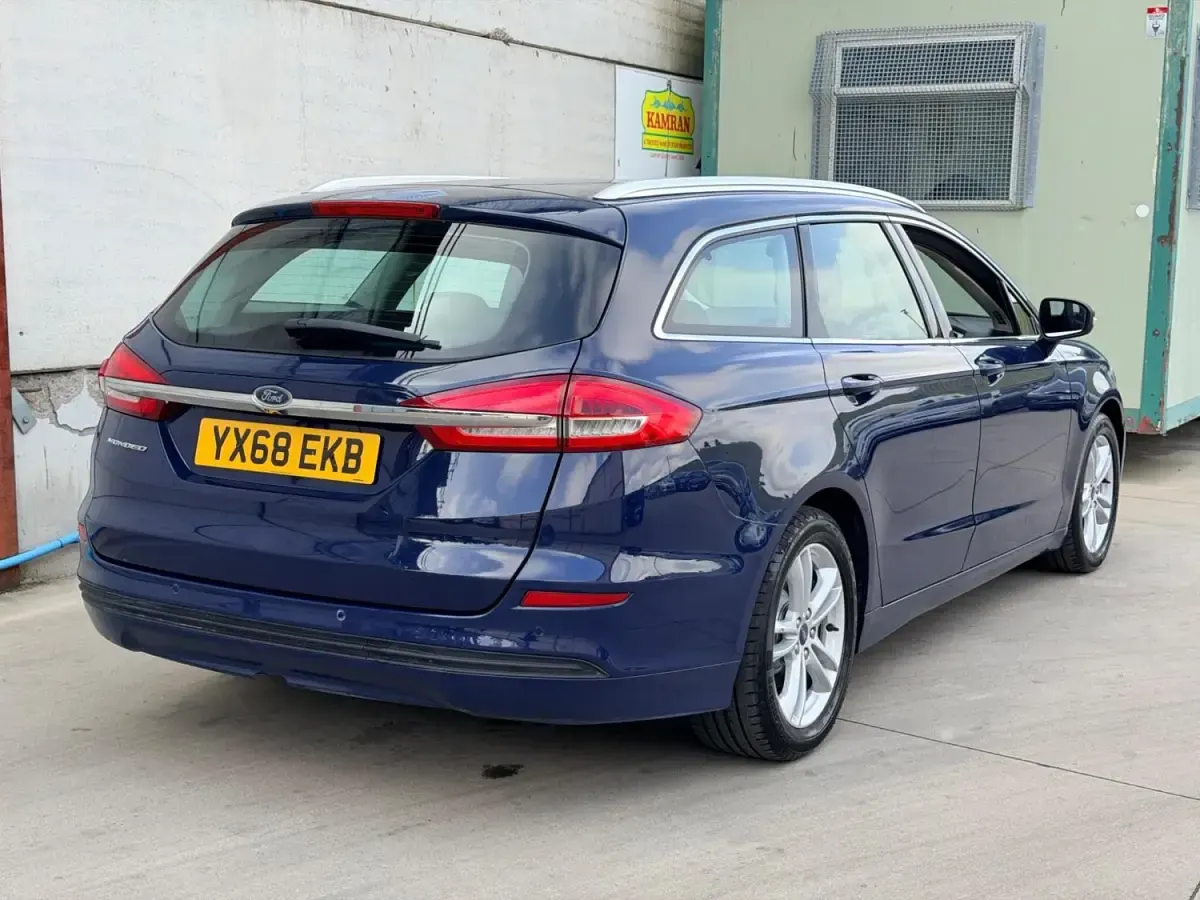 Usado Ford Mondeo Zetec 160 CV (117 kW) 2018 Azul Familiar