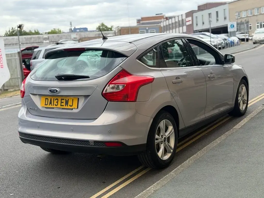 Used Ford Focus Zetec 125 HP (91 kW) 2013 Silver Hatchback