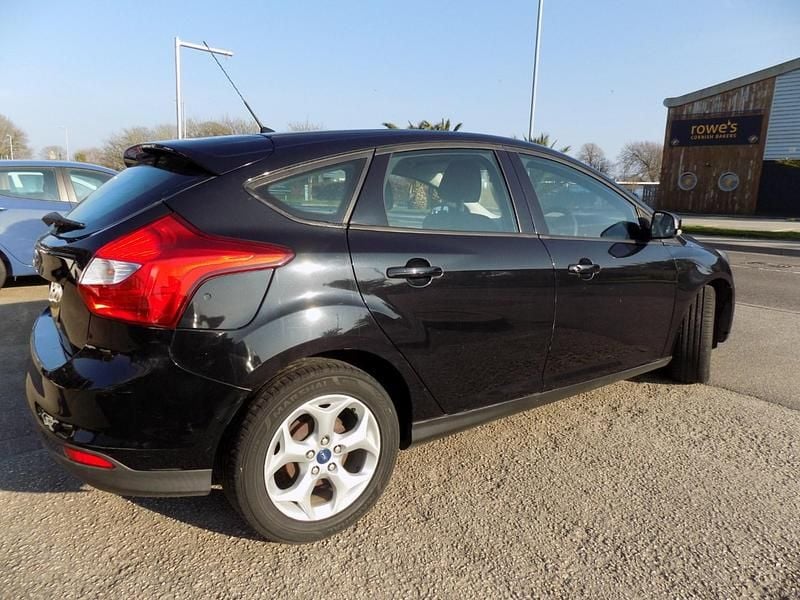 Begagnad Ford Focus 2012 Svart Halvkombi
