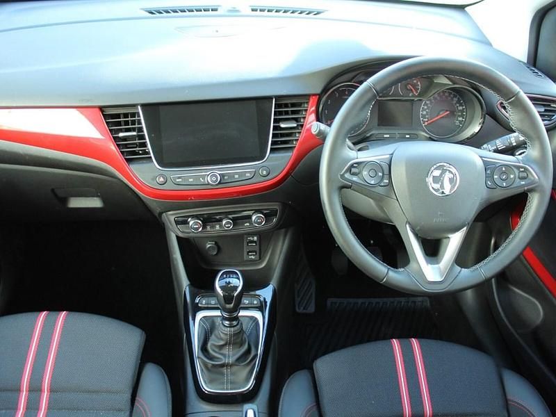 Used Vauxhall Crossland X SRi 110 HP (80 kW) 2021 White jade SUV