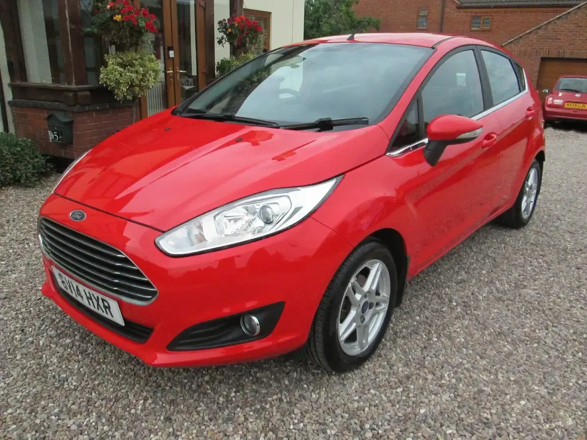 Used Ford Fiesta Zetec 82 HP (60 kW) 2014 Red Hatchback