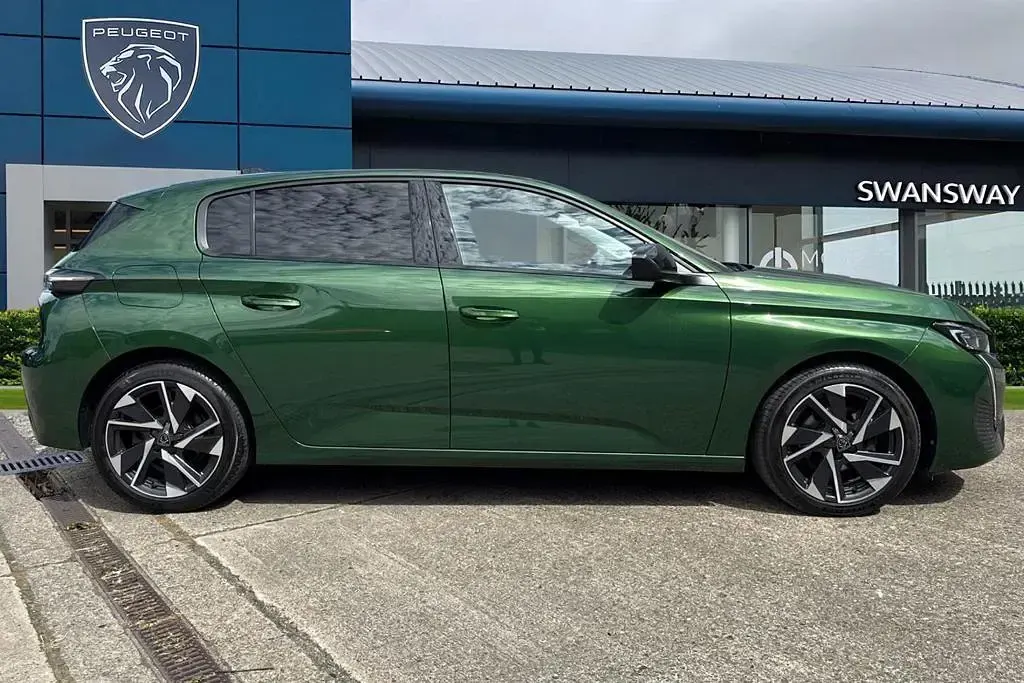 Used Peugeot 308 Allure Premium 129 HP (94 kW) 2023 Green Hatchback