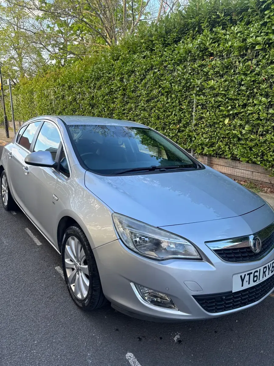 Second-hand Vauxhall Astra Elite 2011 Argintiu Hatchback