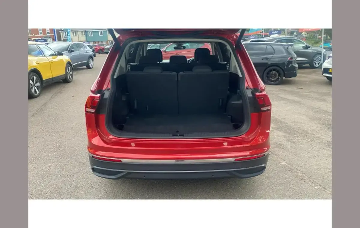 Used VW Tiguan Allspace Life 150 HP (110 kW) 2023 Red SUV
