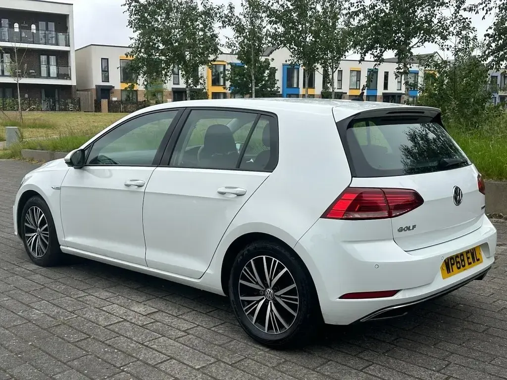 Used VW Golf VII SE 130 HP (95 kW) 2018 White Hatchback