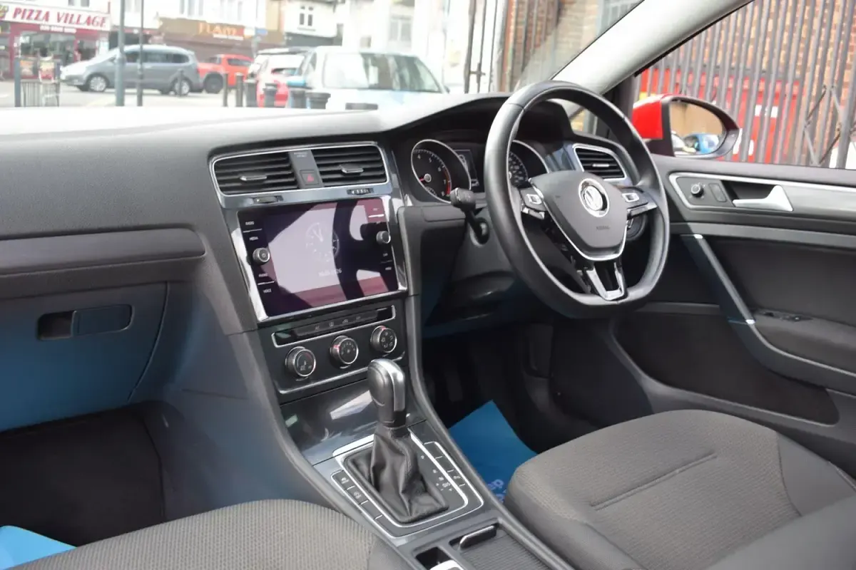 Begagnad VW Golf VII Match 150 HK (110 kW) 2019 Röd Halvkombi