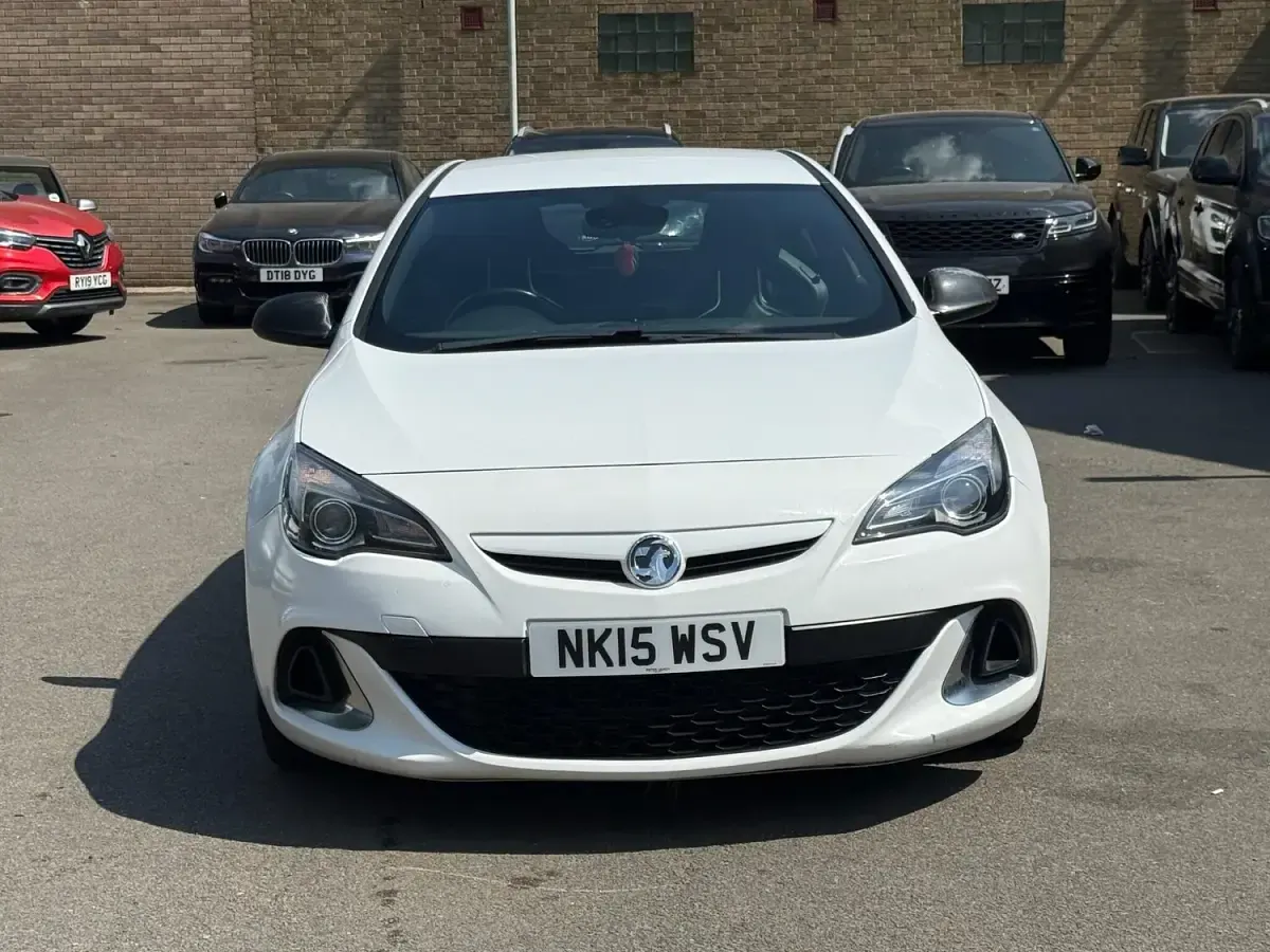 Used Vauxhall Astra GTC 280 HP (205 kW) 2015 White Hatchback