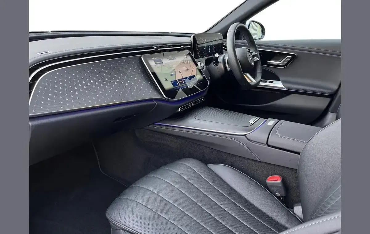 Begagnad Mercedes E220 AMG line 194 HK (142 kW) 2025 Silver Sedan