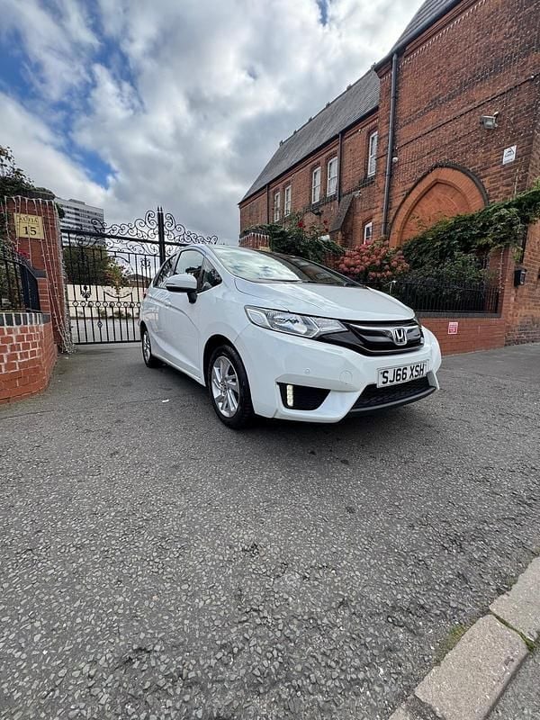 Used Honda Jazz SE 102 HP (75 kW) 2016 White Hatchback