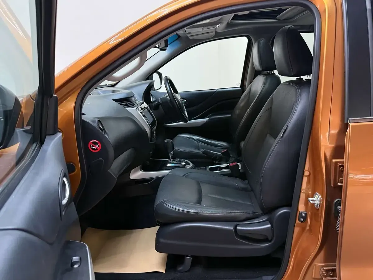 Used Nissan Navara Tekna 190 HP (139 kW) 2016 Yellow Pickup