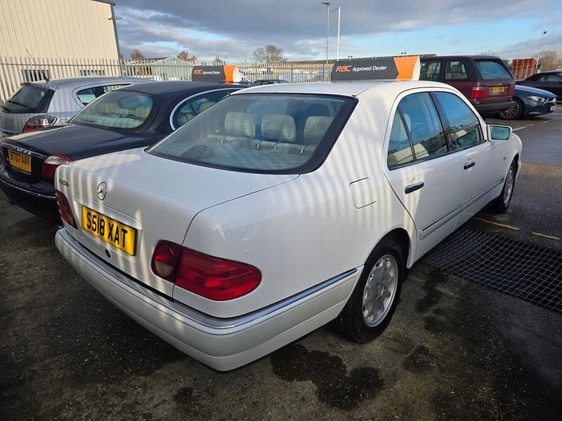 Begagnad Mercedes E200 Elegance 1998 Vit Sedan