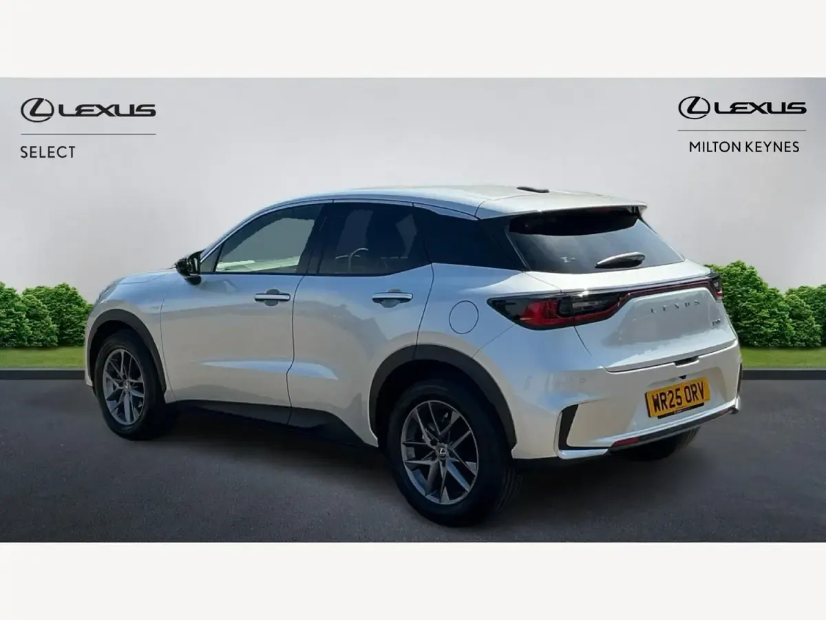 Używany Lexus LBX 136 KM (100 kW) 2025 Srebrny SUV