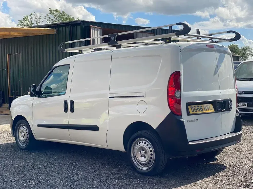 Used Vauxhall Combo S 105 HP (77 kW) 2018 White MPV