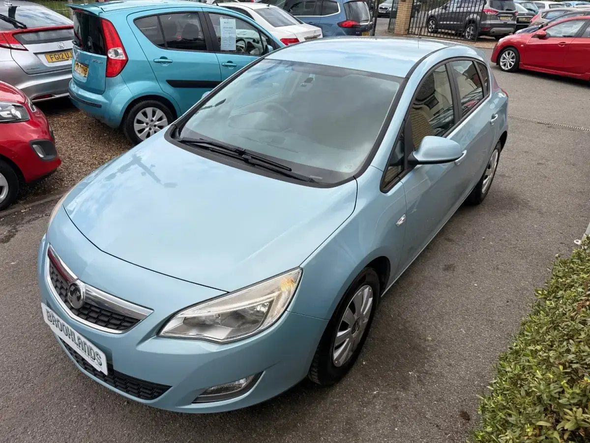 Second-hand Vauxhall Astra 2011 Albastru Hatchback