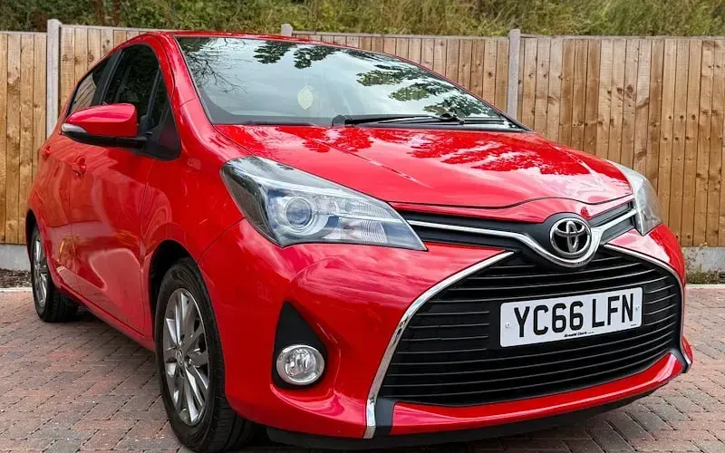 Used Toyota Yaris 99 HP (72 kW) 2016 Red Hatchback