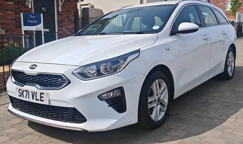 Używany Kia Ceed 134 KM (98 kW) 2021 Biały Hatchback