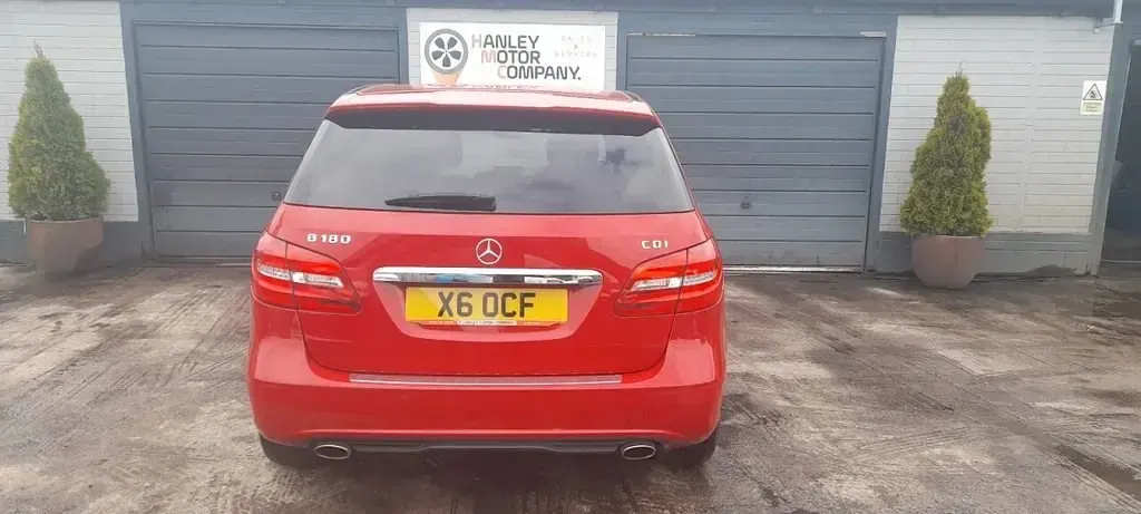 Begagnad Mercedes B180 109 HK (80 kW) 2013 Röd Minibuss