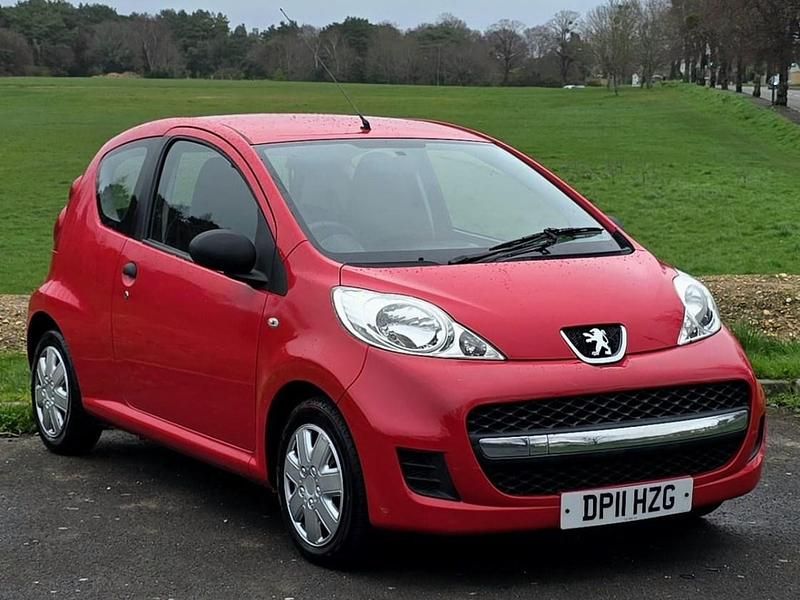 Used Peugeot 107 68 HP (50 kW) 2011 Red Hatchback