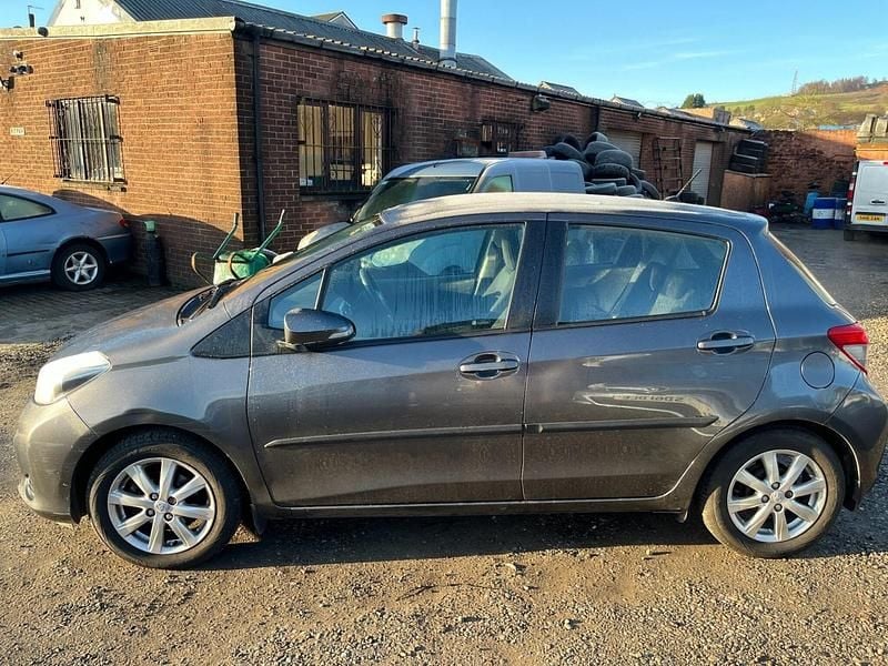 Begagnad Toyota Yaris 101 HK (74 kW) 2012 Grå Halvkombi