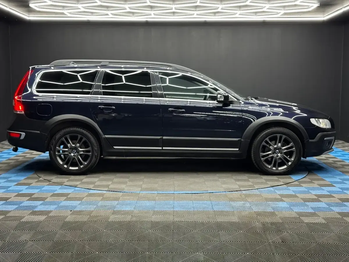 Used Volvo XC70 SE Lux 2016 Blue Estate