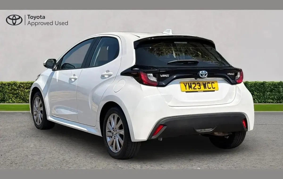 Used Toyota Yaris 116 HP (85 kW) 2023 Platinum white pearl Hatchback