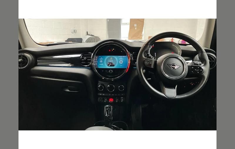 Usado Mini Cooper Classic 136 HP (100 kW) 2022 Prateado Citadino