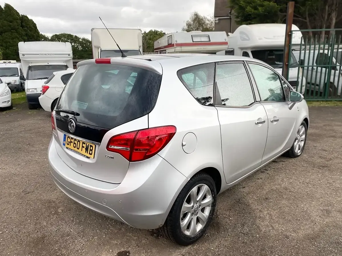 Używany Vauxhall Meriva 100 KM (73 kW) 2010 Srebrny Minivan
