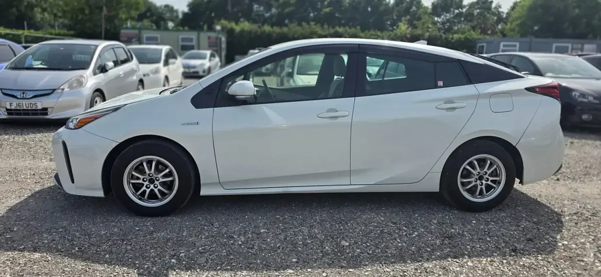 Used Toyota Prius Business Edition 122 HP (89 kW) 2018 White Hatchback