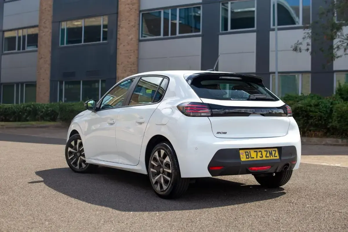 Used Peugeot 208 Active 99 HP (72 kW) 2024 White Hatchback