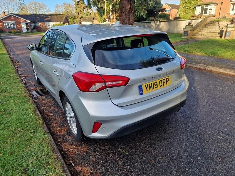 Begagnad Ford Focus Zetec 120 HK (88 kW) 2019 Silver Halvkombi