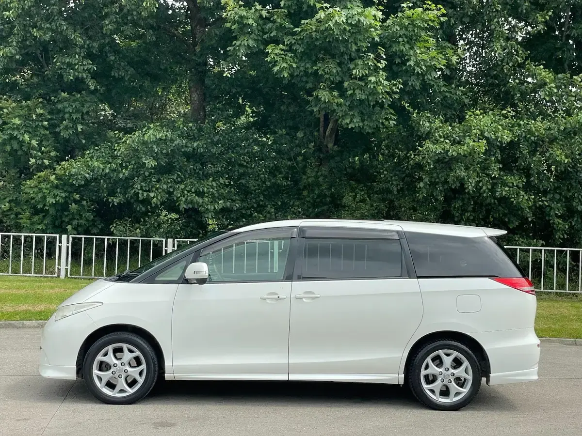 Used Toyota Estima 170 HP (125 kW) 2019 White MPV
