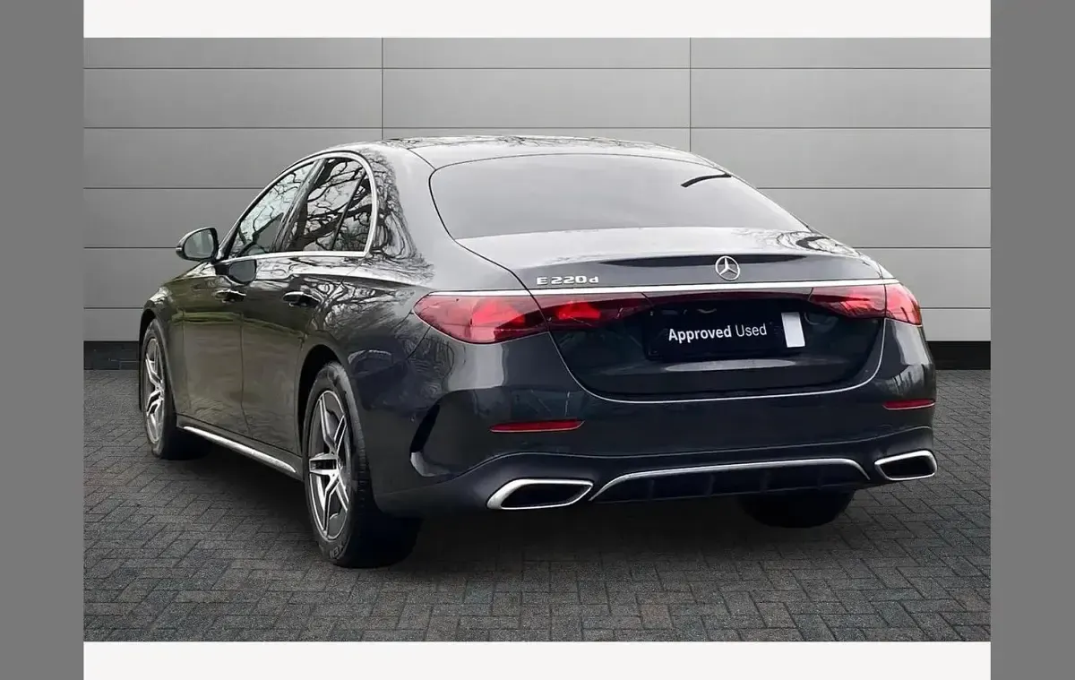 Usado Mercedes E220 AMG line 194 CV (142 kW) 2025 Gris Berlina