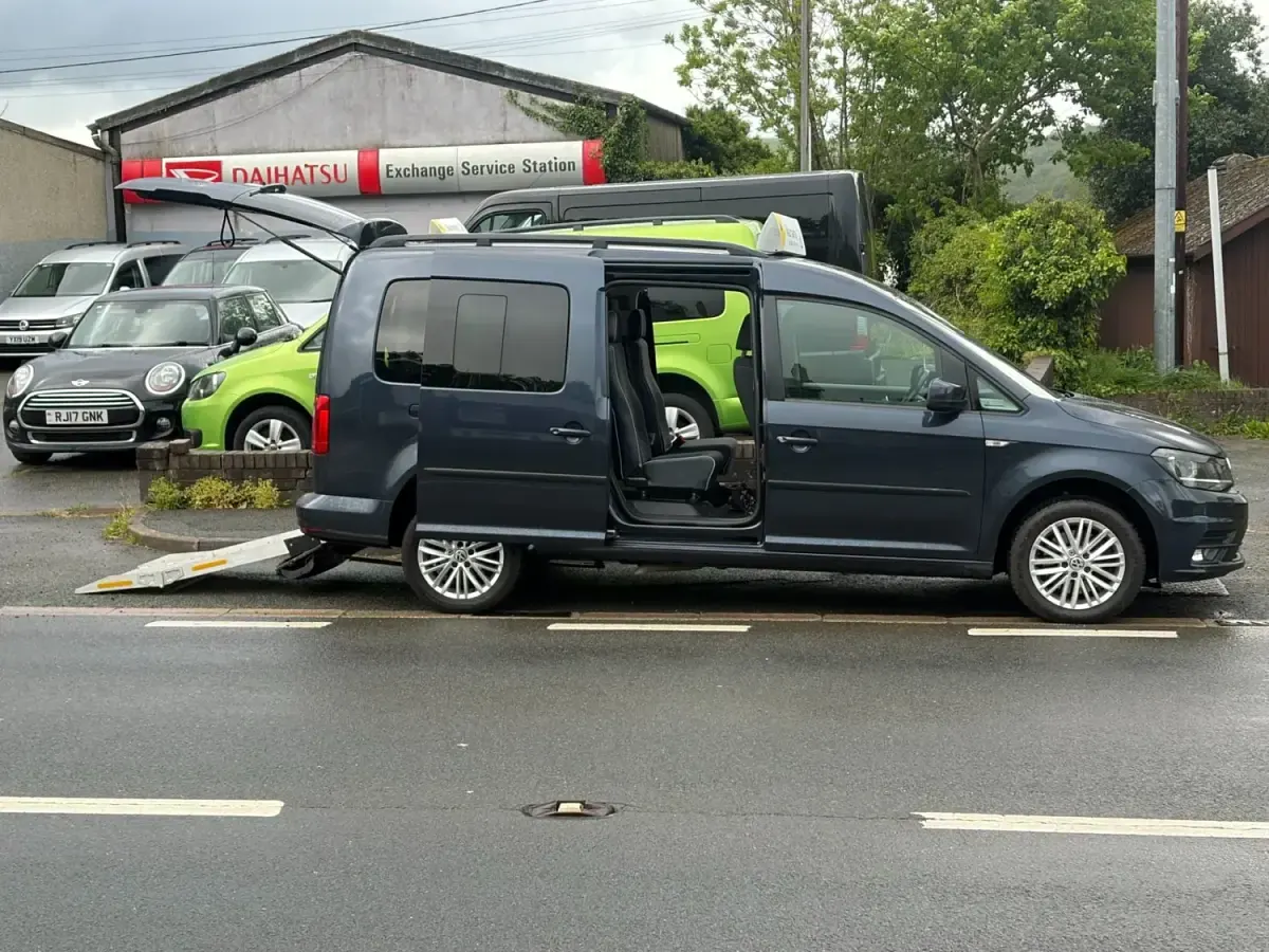 Używany VW Caddy Maxi Life 2018 Niebieski Minivan