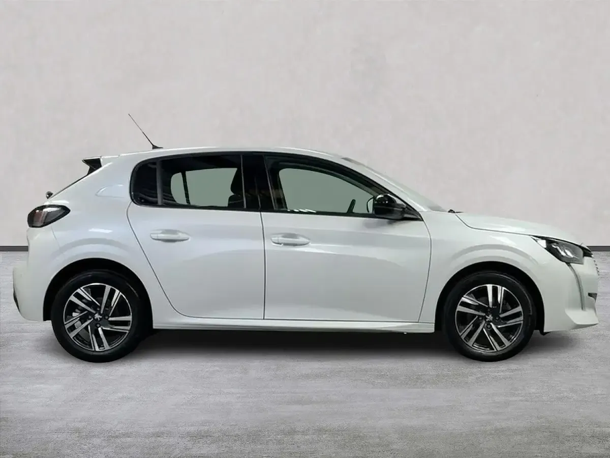Used Peugeot 208 Allure Premium 101 HP (74 kW) 2022 White Hatchback
