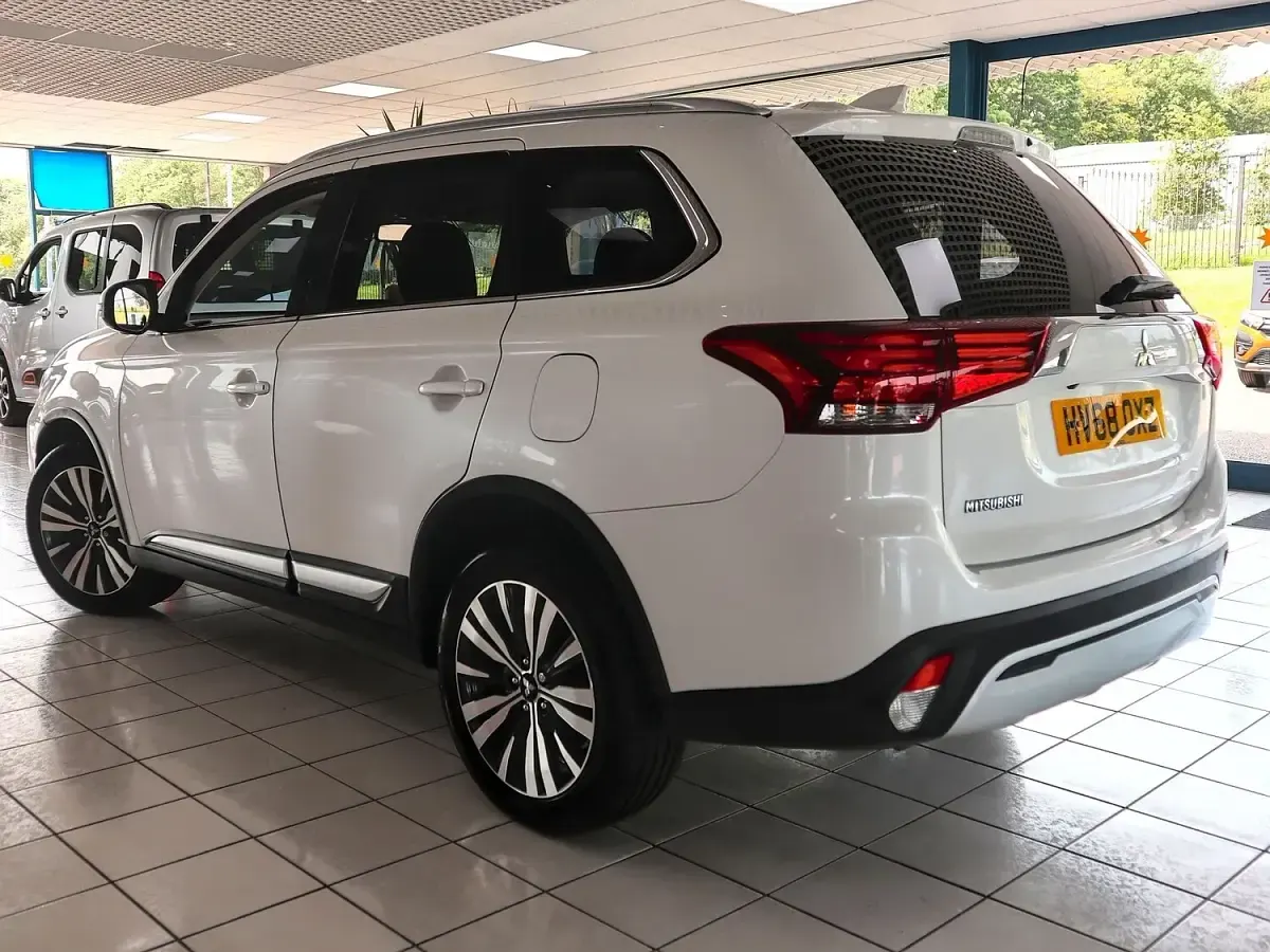 Used Mitsubishi Outlander 150 HP (110 kW) 2018 White SUV
