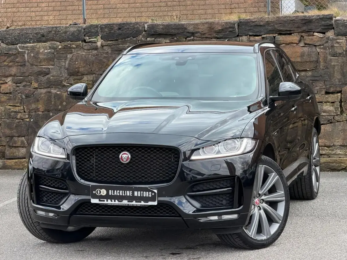 Usado Jaguar F-Pace R-Sport 180 HP (132 kW) 2018 Preto SUV