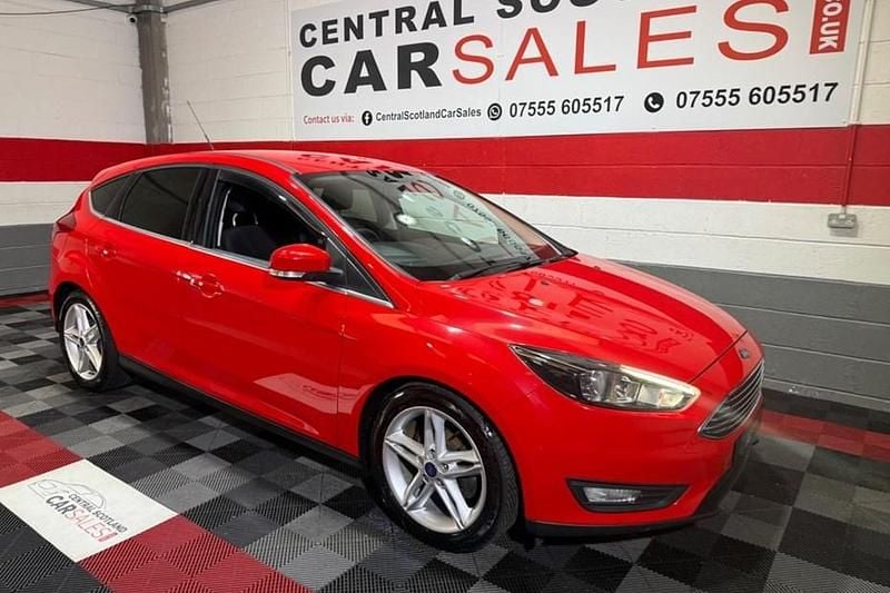 Used Ford Focus Zetec 125 HP (91 kW) 2017 Red Hatchback