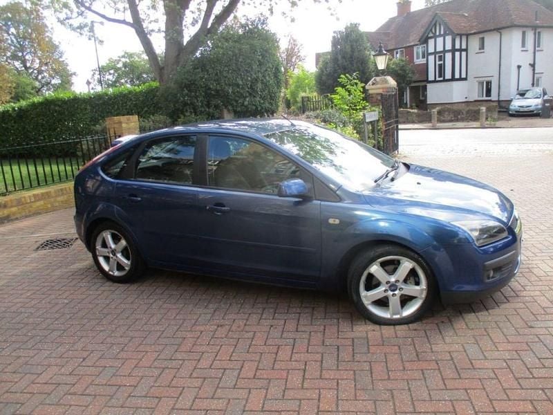Begagnad Ford Focus Zetec 2008 Blå Halvkombi