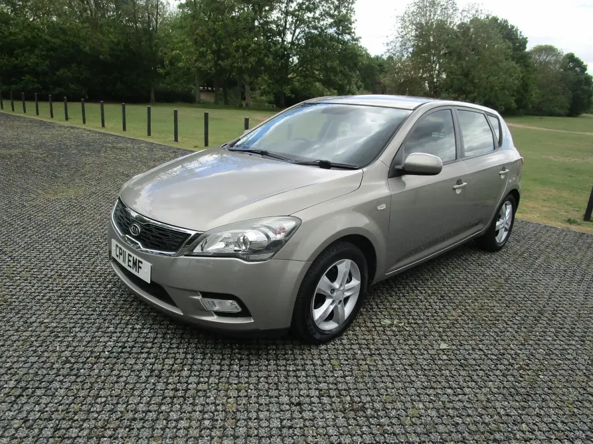 Used Kia Ceed 126 HP (92 kW) 2011 Silver Hatchback