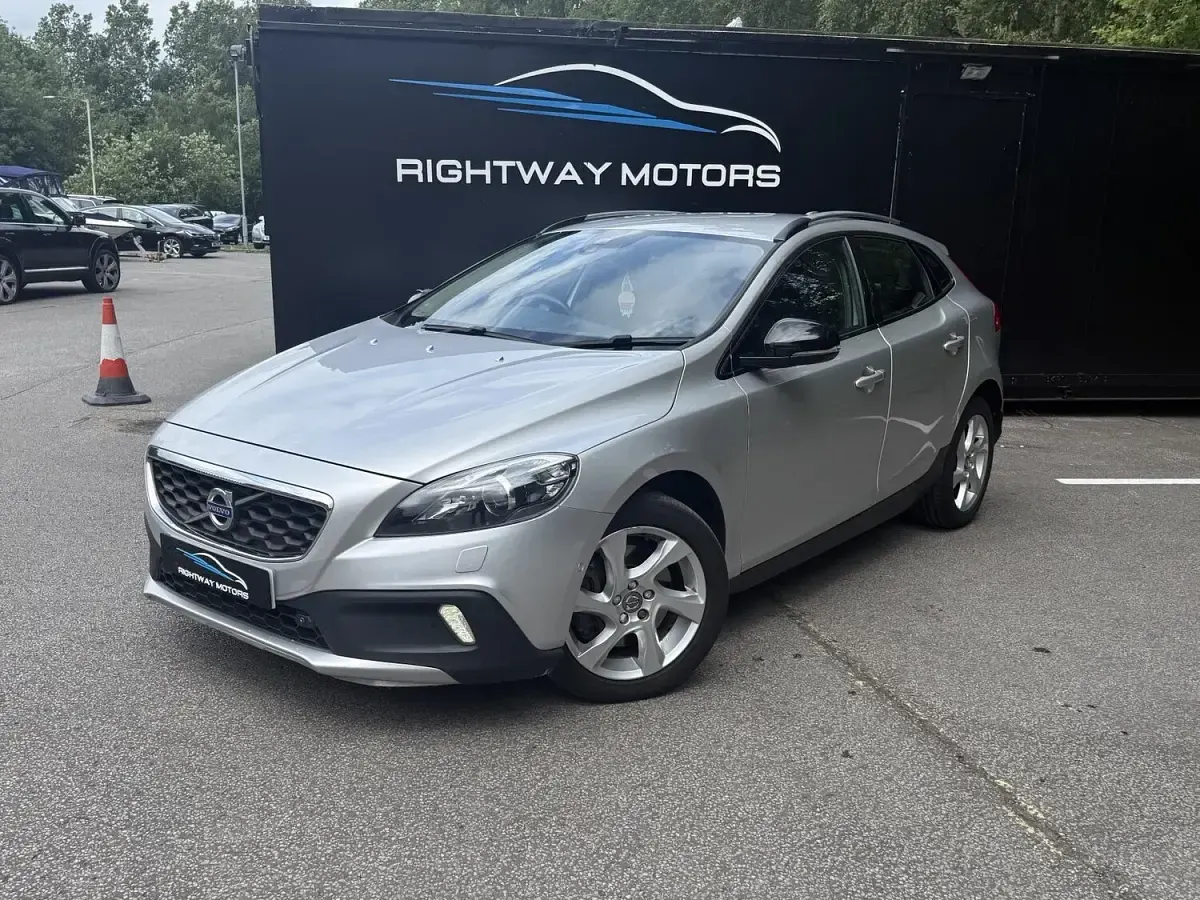 Used Volvo V40 120 HP (88 kW) 2015 Silver Hatchback
