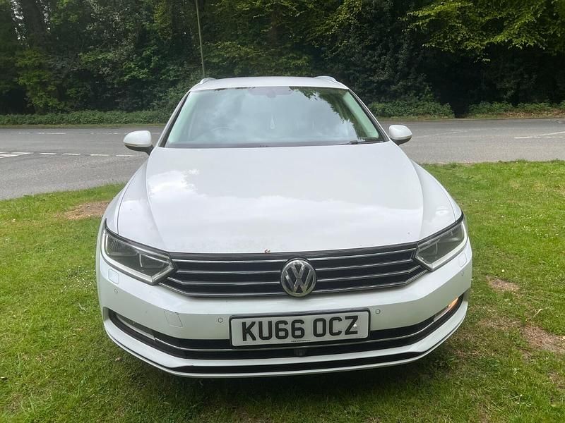 Used VW Passat Business 120 HP (88 kW) 2016 White Estate