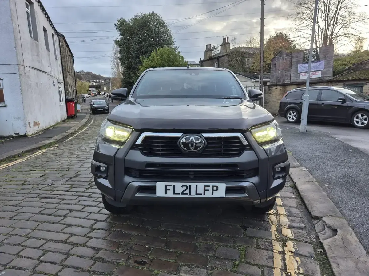 Usado Toyota HiLux 204 HP (150 kW) 2021 Cinzento Pickup